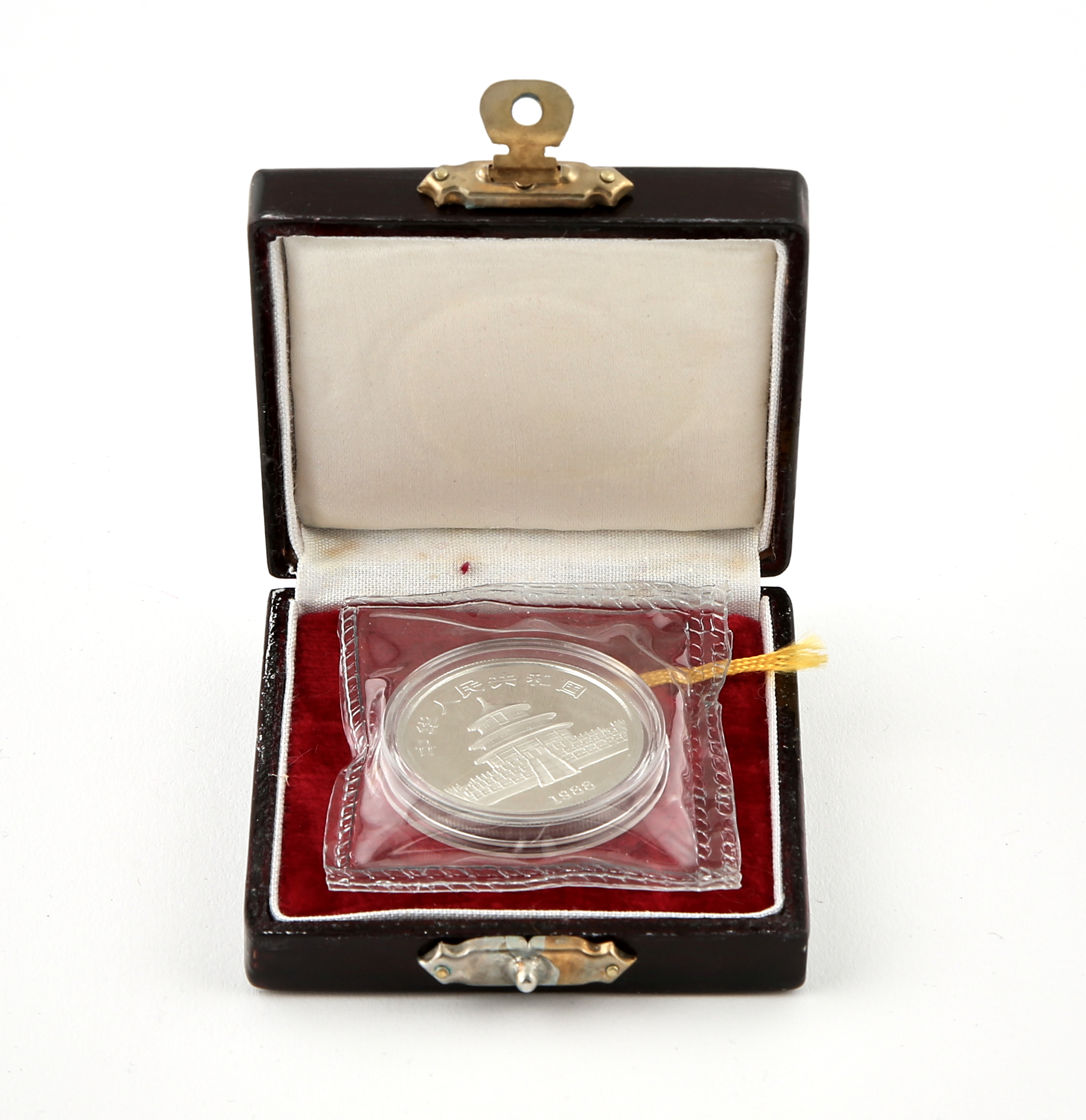 Lot image - China 1988 Lunar Year of the Dragon 100 Yuan Platinum Proof  Y# 197