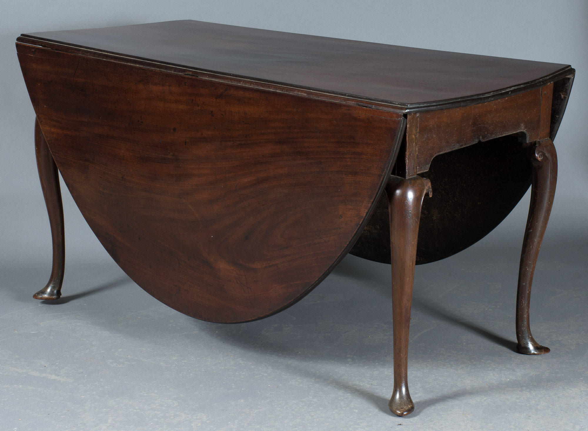 Lot image - George II Mahogany Drop-Leaf Table