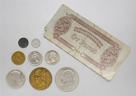 Lot image - Group of Assorted U.S. and Foreign Coins