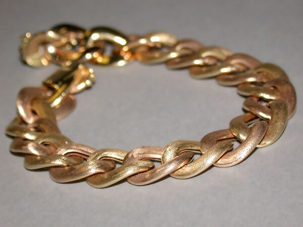 Lot image - Hollow Gold Cable Link Bracelet