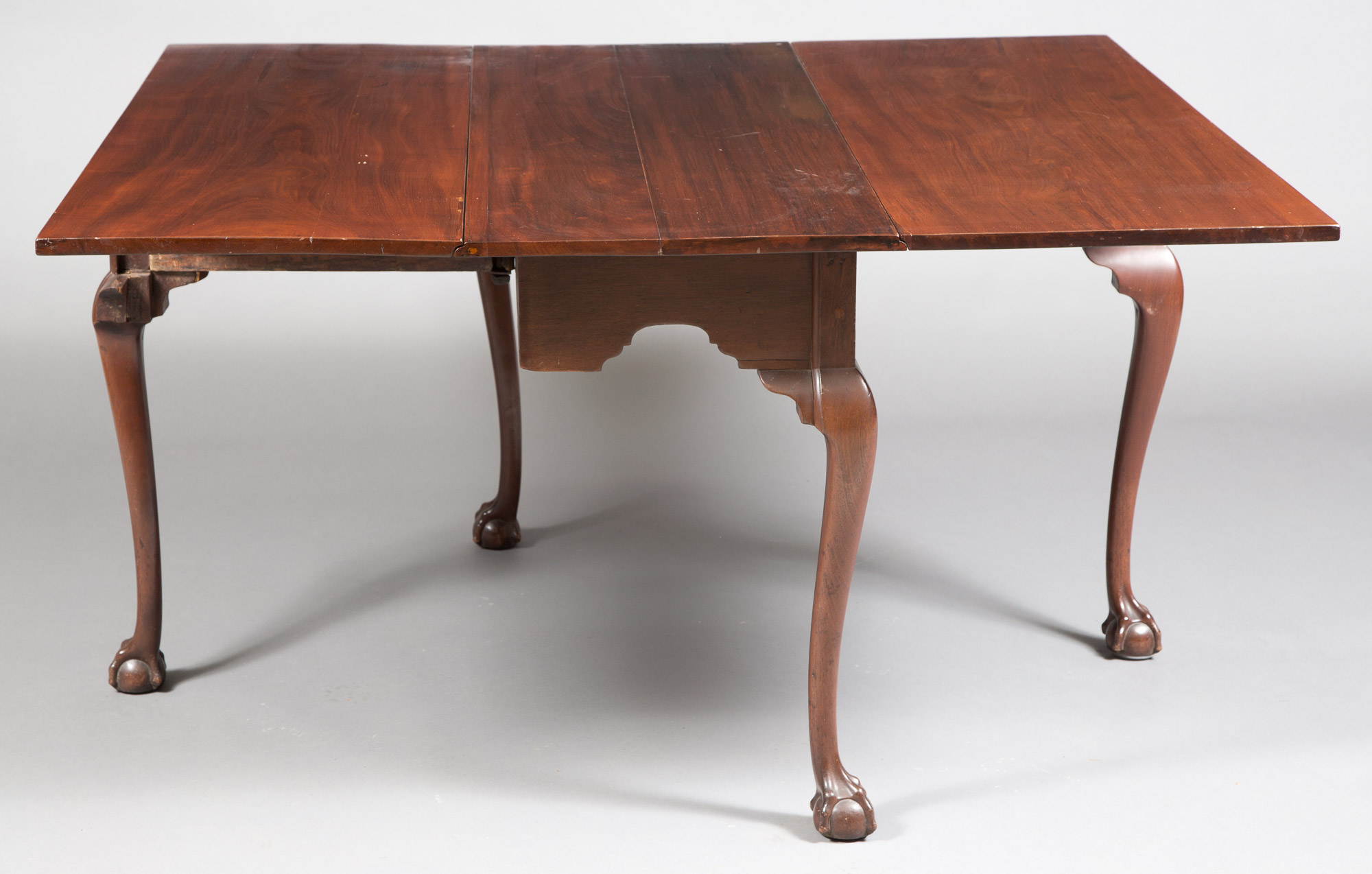 Lot image - Chippendale Mahogany Drop-Leaf Dining Table
