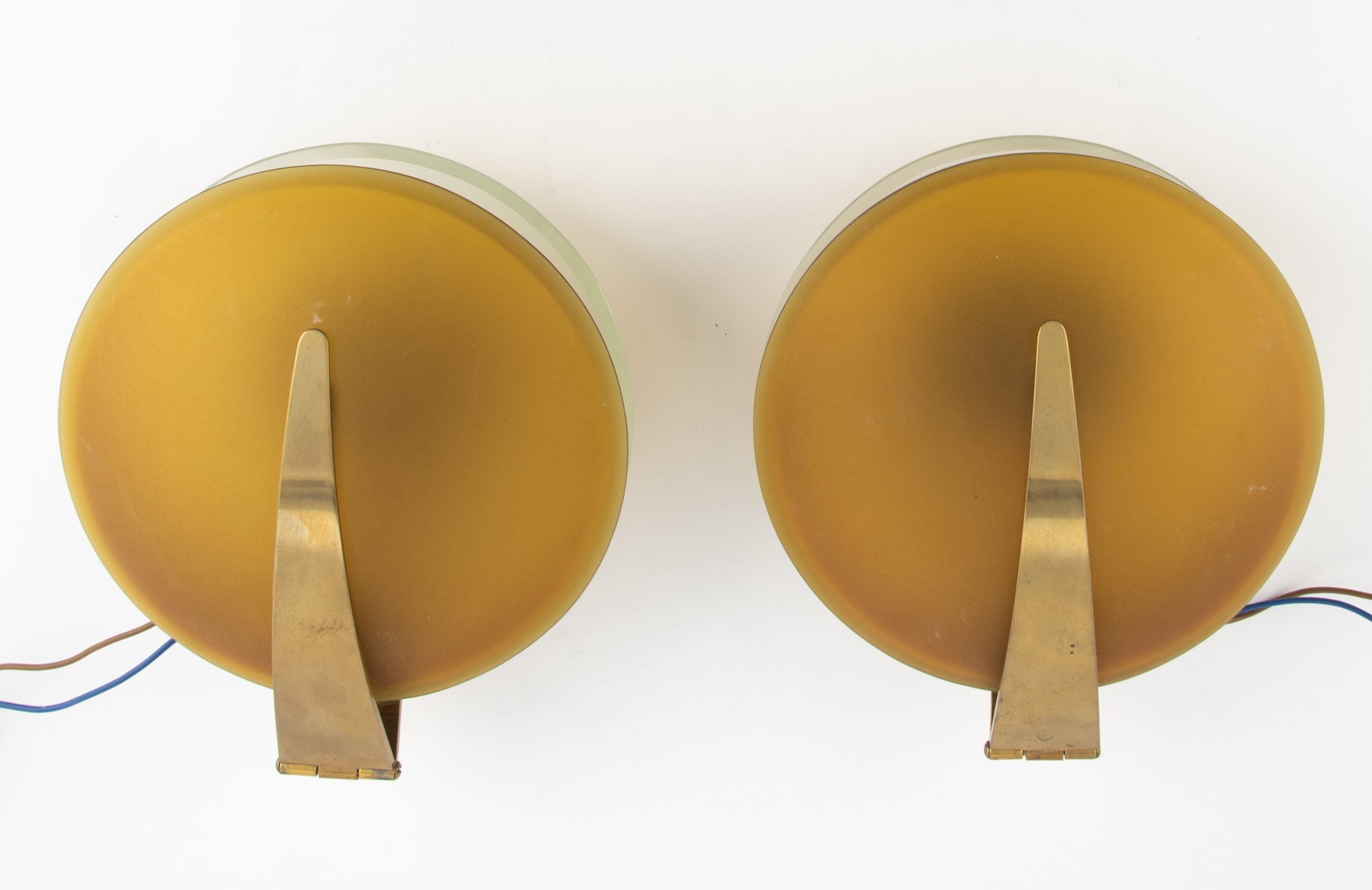 Lot image - Pair of Max Ingrand for Fontana Arte Gilt Metal and Frosted Glass Clam Conchiglia Wall-Mounted Lamps (Sconces)