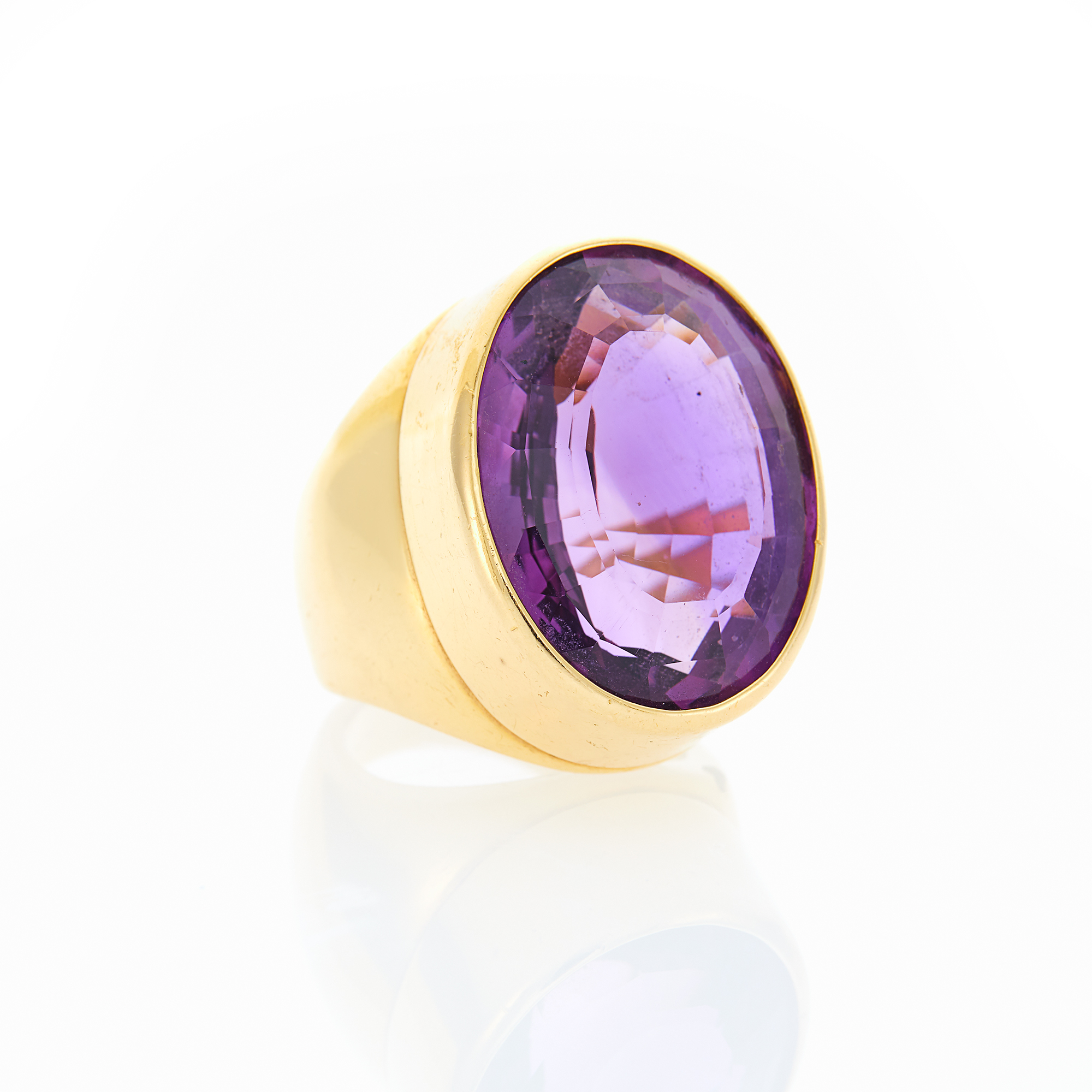 Lot image - Gold and Amethyst Ring