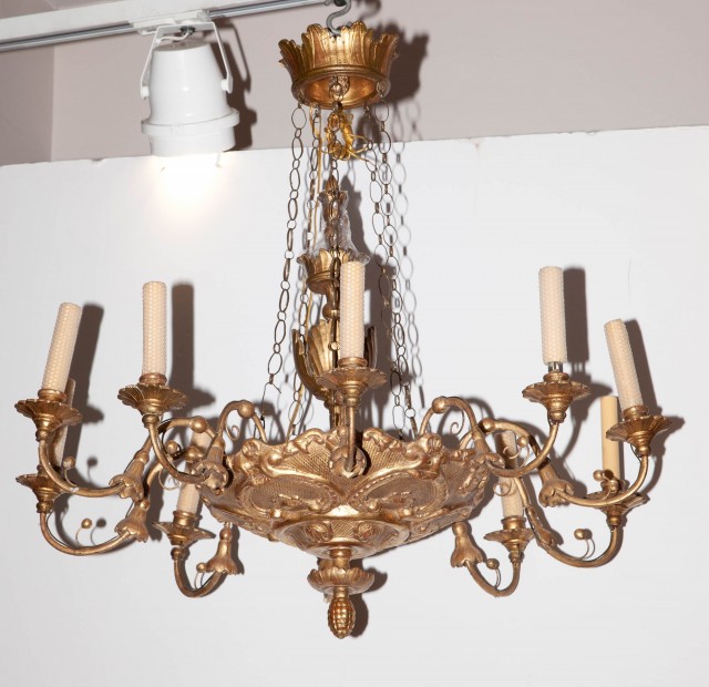 Continental Neoclassical Giltwood Ten-Light Chandelier