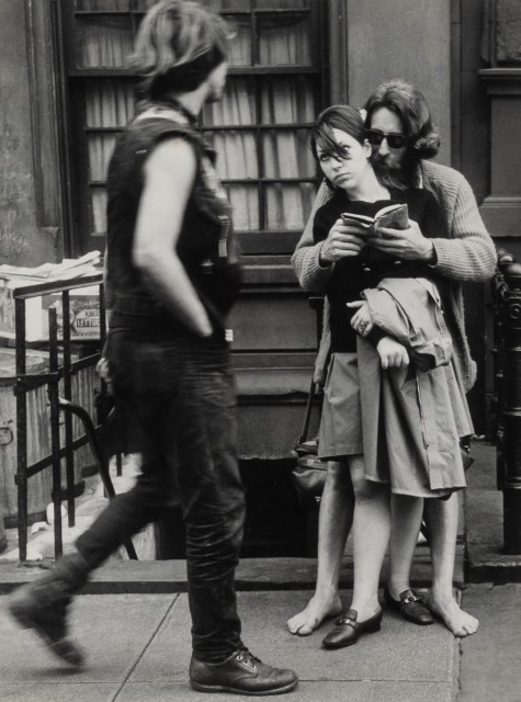 LEVINSTEIN, LEON (1913-1988)  Untitled [couple on street, man reading to woman, barefoot],