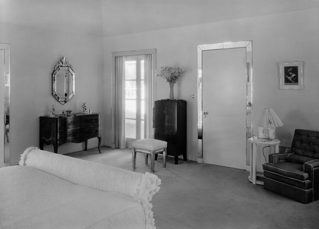 Main bedroom of the Cooper’s Brentwood residence, featuring the Venetian mirror, circa 1935. Auction April 14. Image courtesy Maria Cooper Janis